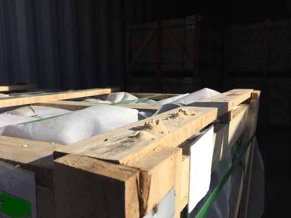 Bohrmehlhäufchen festgestellt bei chinesischem Verpackungsholz
